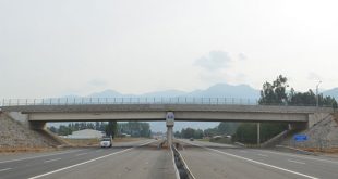 Deck rotation of straight bridges induced by asymmetric characteristics and effect of transverse diaphragms - Advances in Engineering