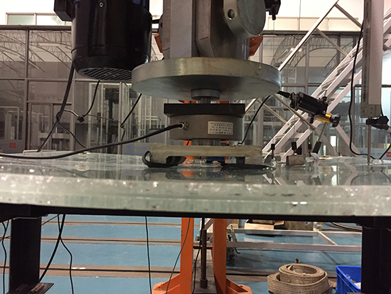 Experimental investigation into the post-breakage performance of pre-cracked laminated glass plates - Advances in Engineering